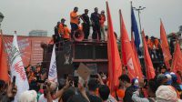 Obon Tabroni Temui Massa Aksi Buruh di Depan Gedung DPR RI Obon Tabroni Temui Massa Aksi Buruh di Depan Gedung DPR RI