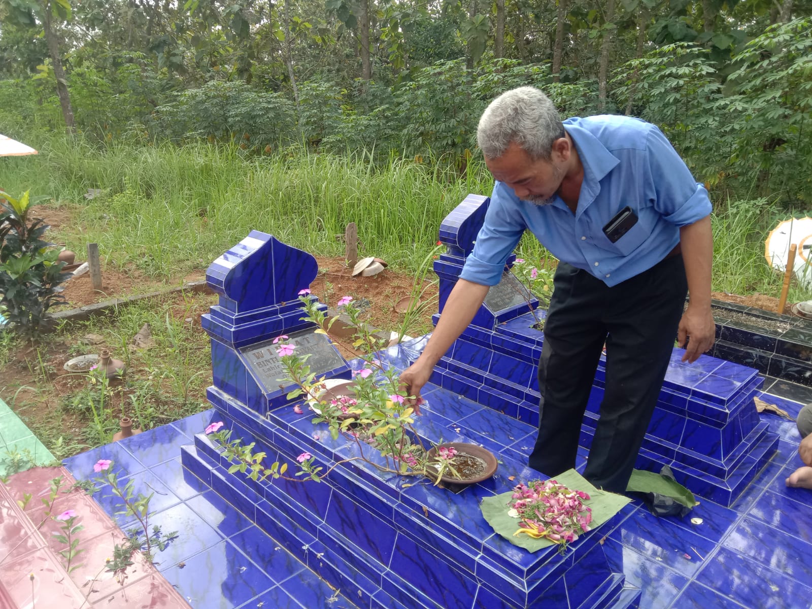 Usai Takziah ke Purworejo, Perwakilan PC SPL FSPMI Bekasi Sempatkan Ziarah Makam Almarhumah Widiati