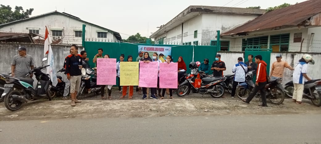4 Tahun di Rumahkan, Upah Tidak Sesuai, Buruh PT. NJP Gelar Aksi Mogok Kerja