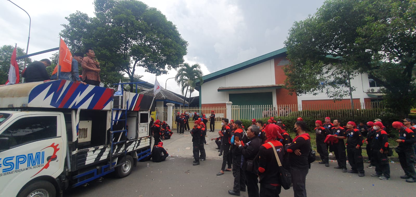 Aksi Solidaritas Buruh Bekasi Melawan di PT. Panelindo Makmur Sentosa