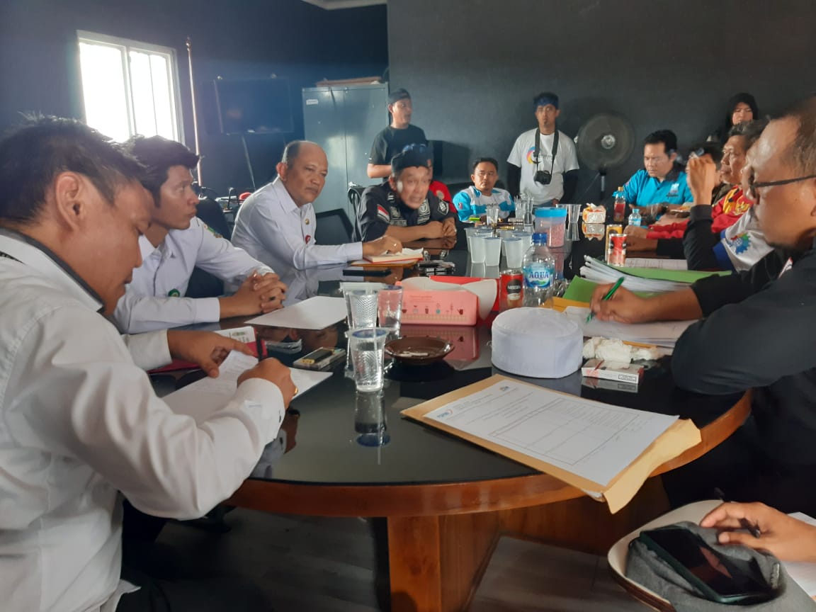 Kantornya Digeruduk Buruh, Kadisnaker Provinsi Banten Temui Perwakilan Massa Aksi