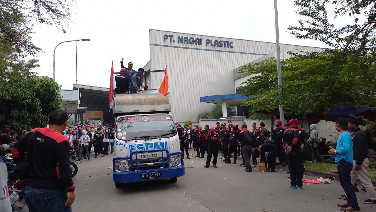 Tunggu Hasil Bipartite, Aksi Solidaritas PUK SPEE FSPMI PT. Nagai Plastic Indonesia Sementara Dihentikan