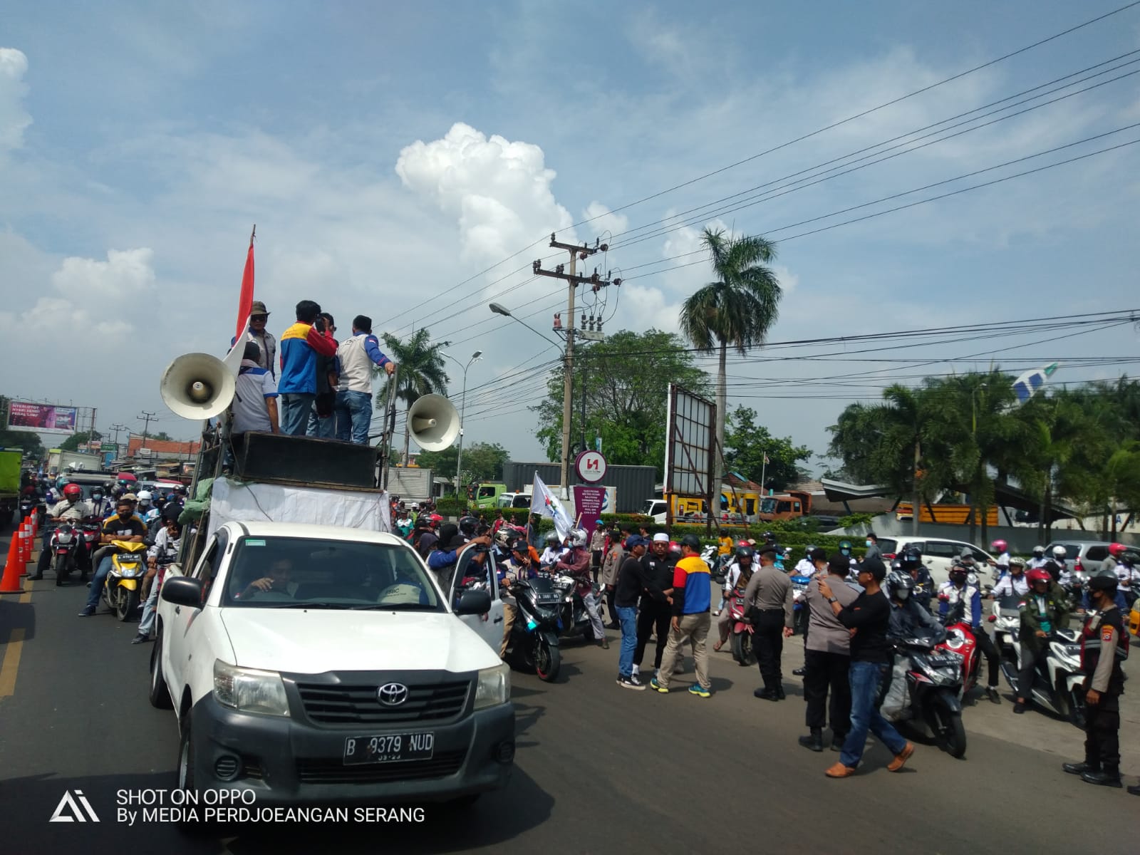 Ribuan buruh Gerudug Kantor Dinas Tenaga Kerja Propinsi Banten