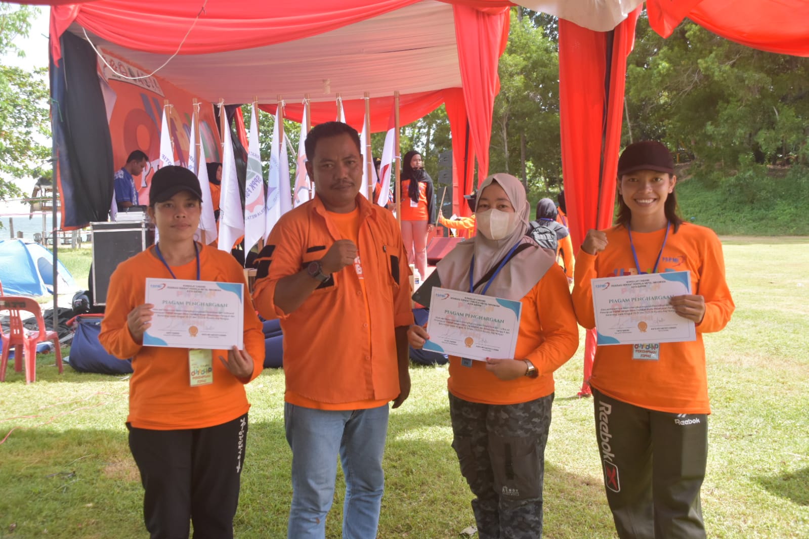 Tiga Perempuan Kalimantan ini Ikut Outbond Perempuan FSPMI di Batam