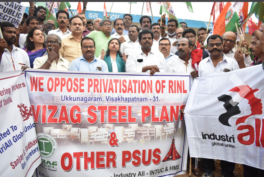 Menentang Privatisasi Pabrik Baja Vishakapatnam, SMEFI dan INSMMEEF Berdemonstrasi