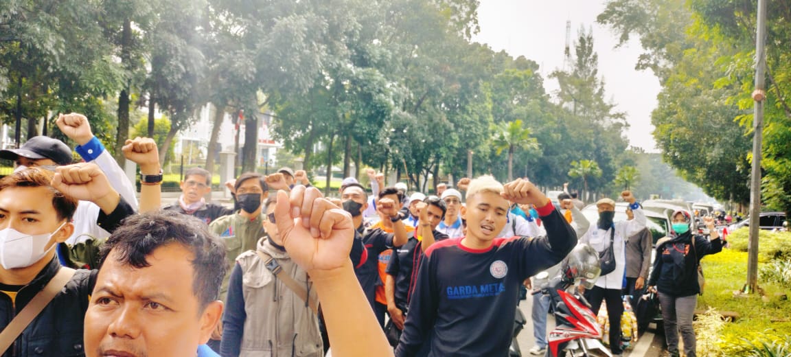 Kawal Sidang Gugatan SK UMK, Ratusan Buruh FSPMI Jawa Barat Gruduk PTUN Bandung