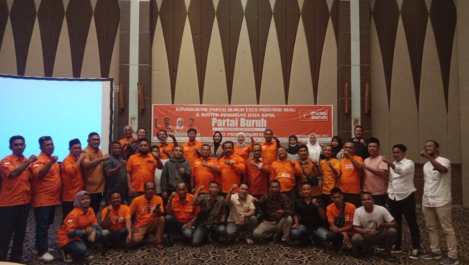 Partai Buruh Provinsi Riau Lakukan Konsolidasi dan Bimtek Pengisian Data Sipol serta Penyerahan SK 10 Kabupaten kota