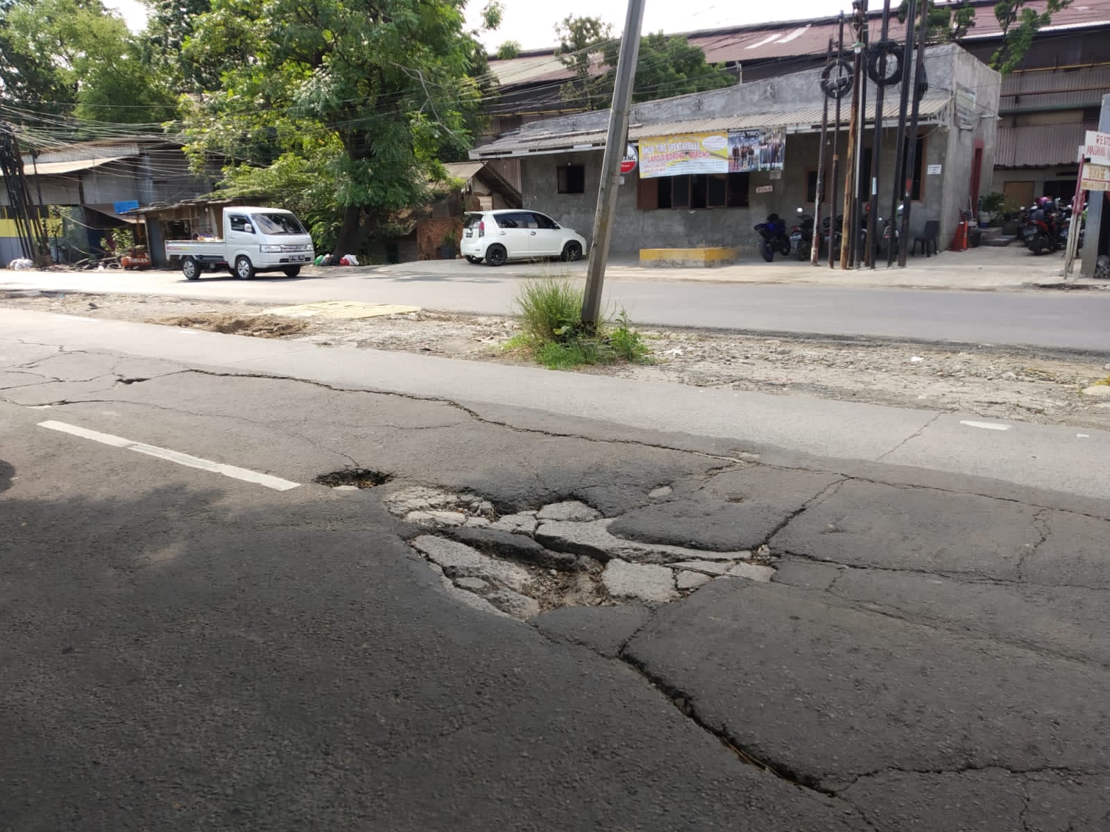 Jalan Berlubang dan Gelap, Warga : Sudah 1 Avanza Mental Nabrak Pembatas Jalan