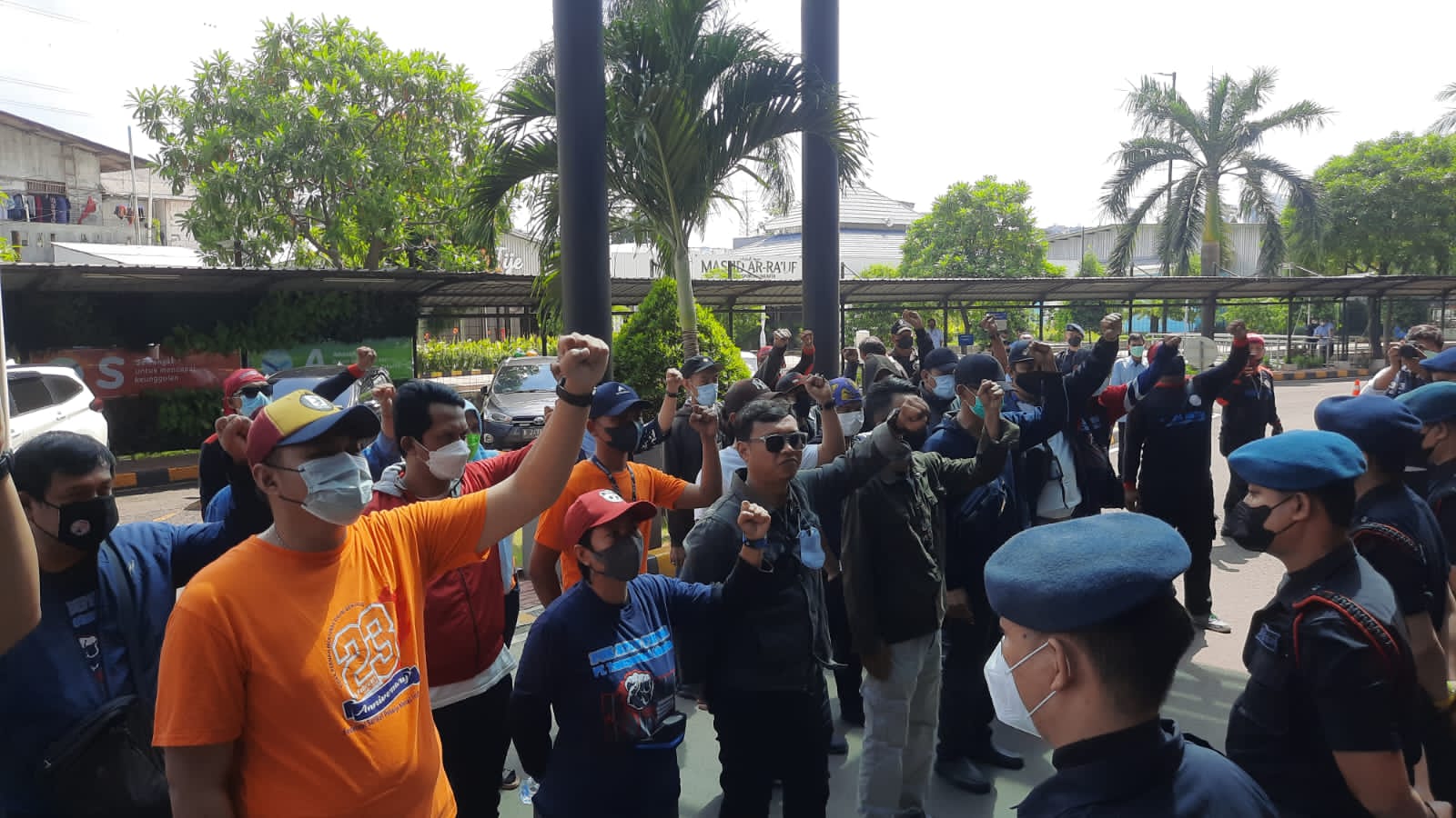 Kecewa Direksi Abaikan Kesepakatan, Anggota PUK SPDT FSPMI Transjakarta Gelar Aksi Unjuk Rasa