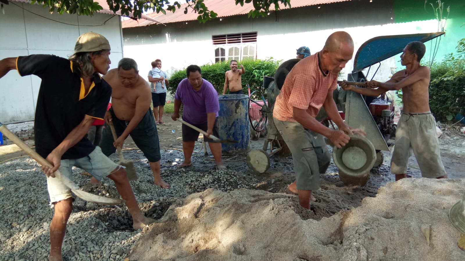 Warga Limau Manis Gotong Royong Bangun Selokan Jalan Hasil Swadaya