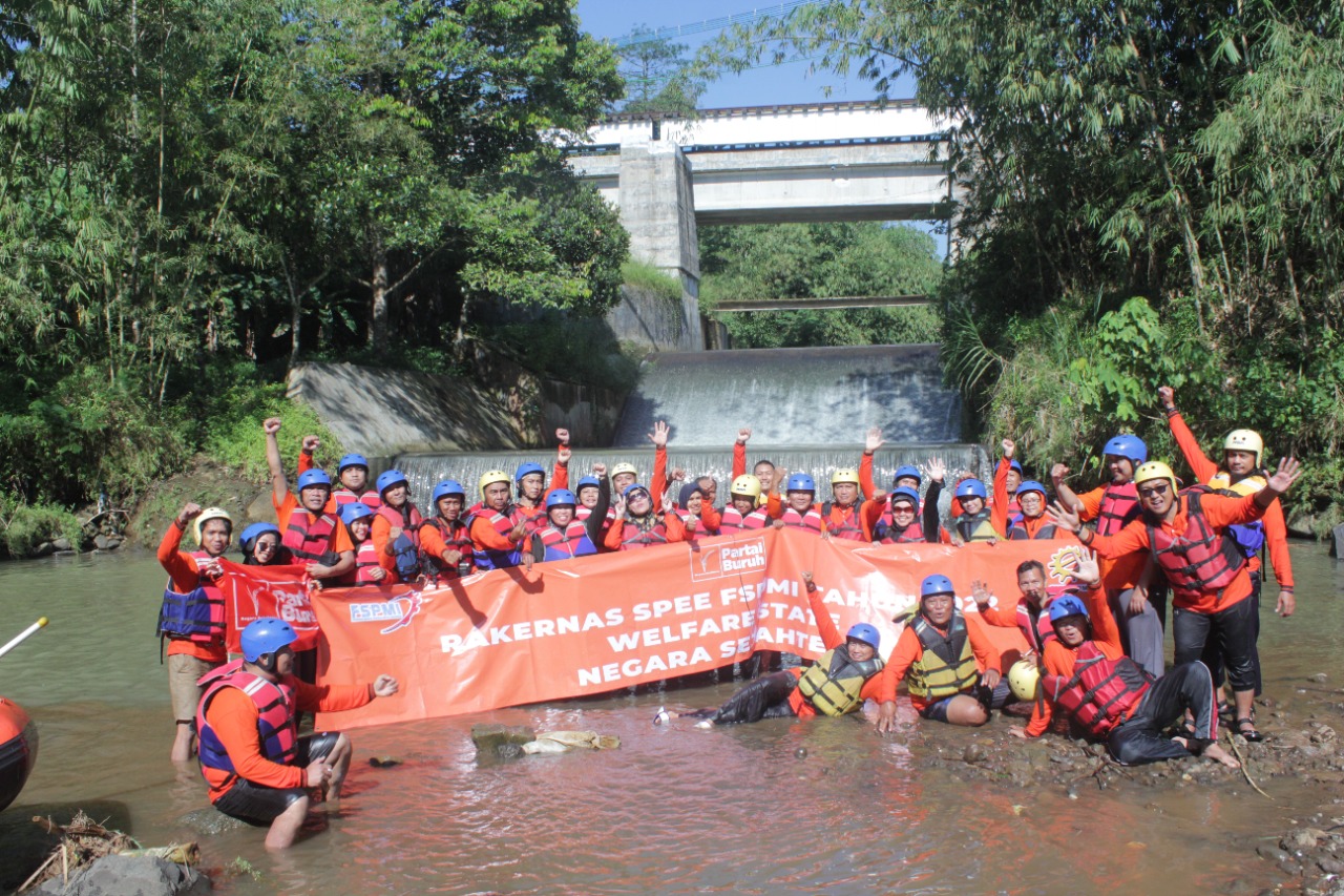 Rafting Sungai Cisadane Menutup Rangkaian Rakernas SPEE FSPMI 2022