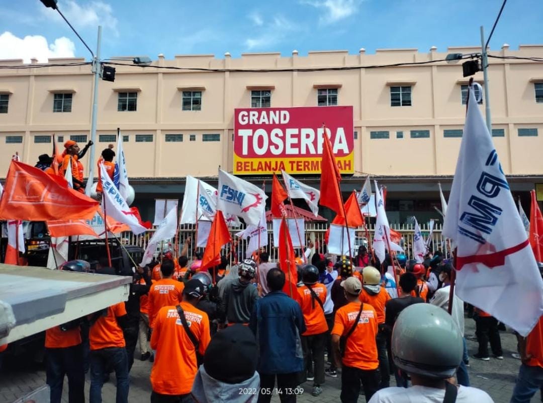 Buruh Boikot Grand Toserba Group. Ada Apa?