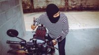 Aksi Heroik Mama Rizki Gagalkan Pencurian Sepeda Motor Aksi Heroik Mama Rizki Gagalkan Pencurian Sepeda Motor