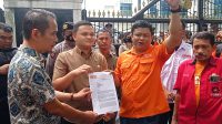 Geruduk Kantor DPRD Sumut, Masa Partai Buruh Tuntut Tolak Revisi UU PPP Hingga Turunkan Harga Sembako Geruduk Kantor DPRD Sumut, Masa Partai Buruh Tuntut Tolak Revisi UU PPP Hingga Turunkan Harga Sembako