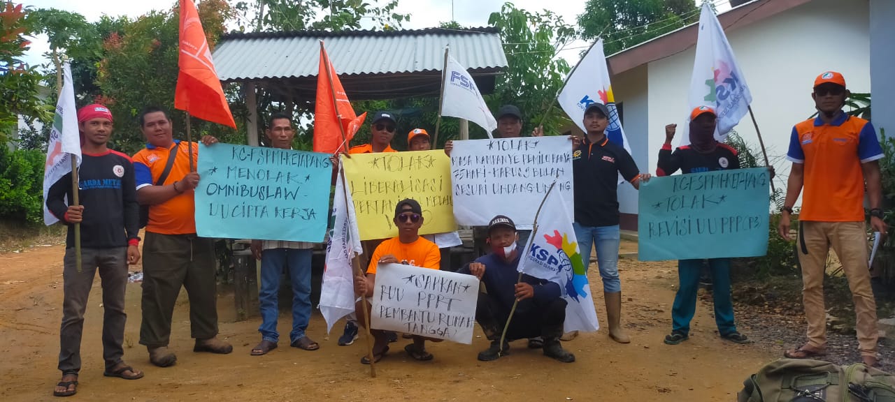 KC FSPMI Ketapang Gelar Aksi Secara Simbolis Menolak UU Cipta Kerja dan Revisi UU PPP