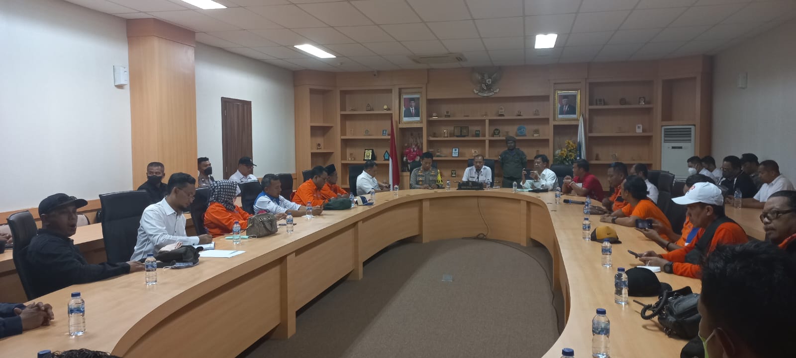 Gubernur Kepri Tak Ada Di Tempat, Sekda Provinsi Kepri Terima Tuntutan Buruh