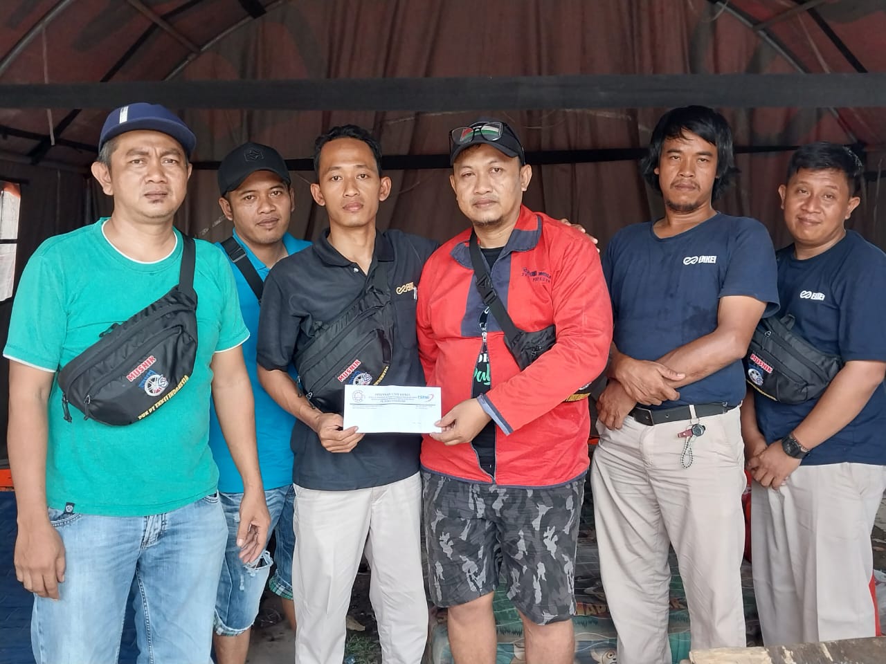 Orang Tua Anggota Terkena Musibah, Bidang Sosial PUK SPAMK FSPMI PT. ENKEI Berikan Santunan