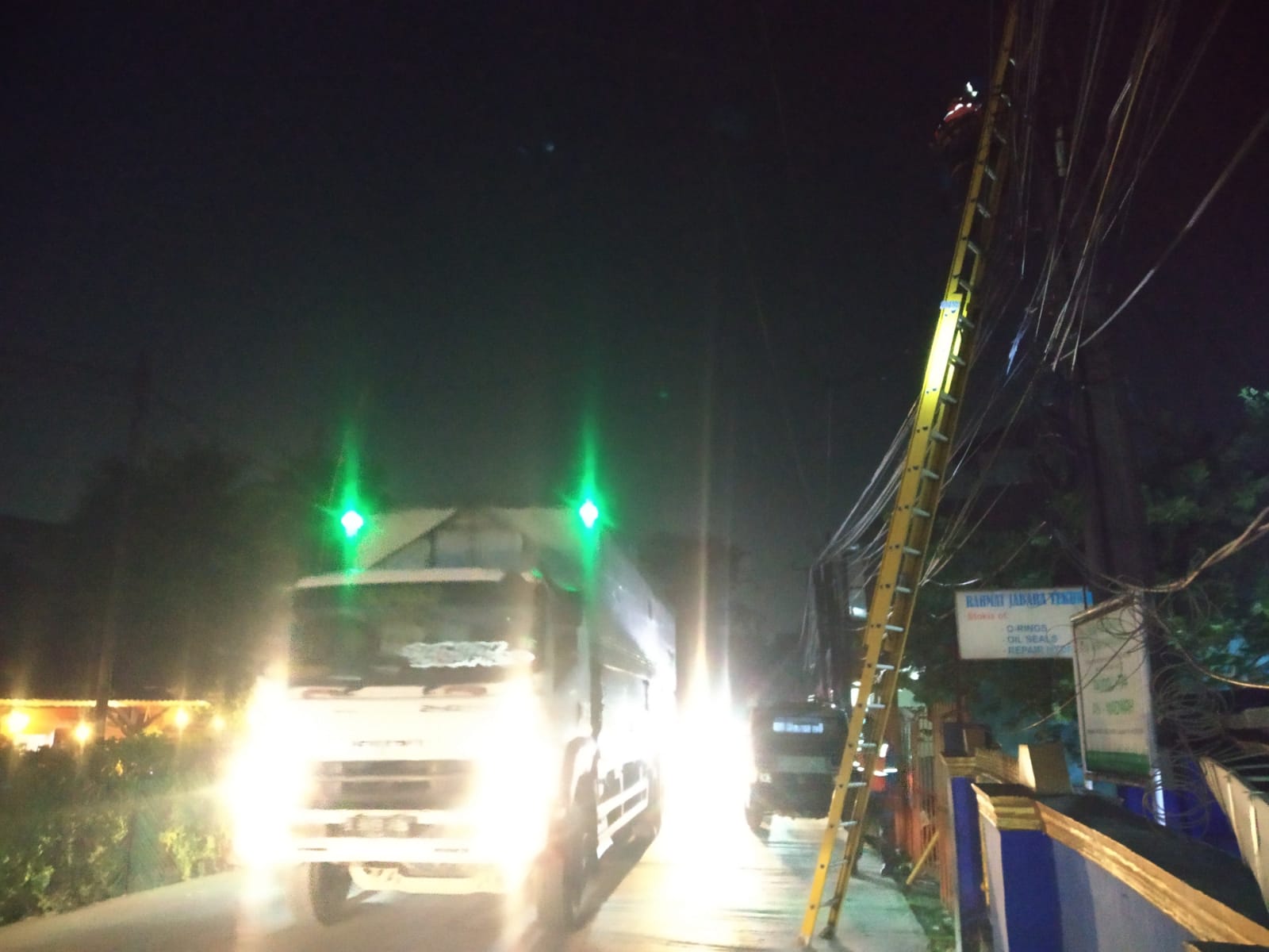 Menunggu Perbaikan Tuntas, Kabel PLN Tersangkut Truk Terus Terulang