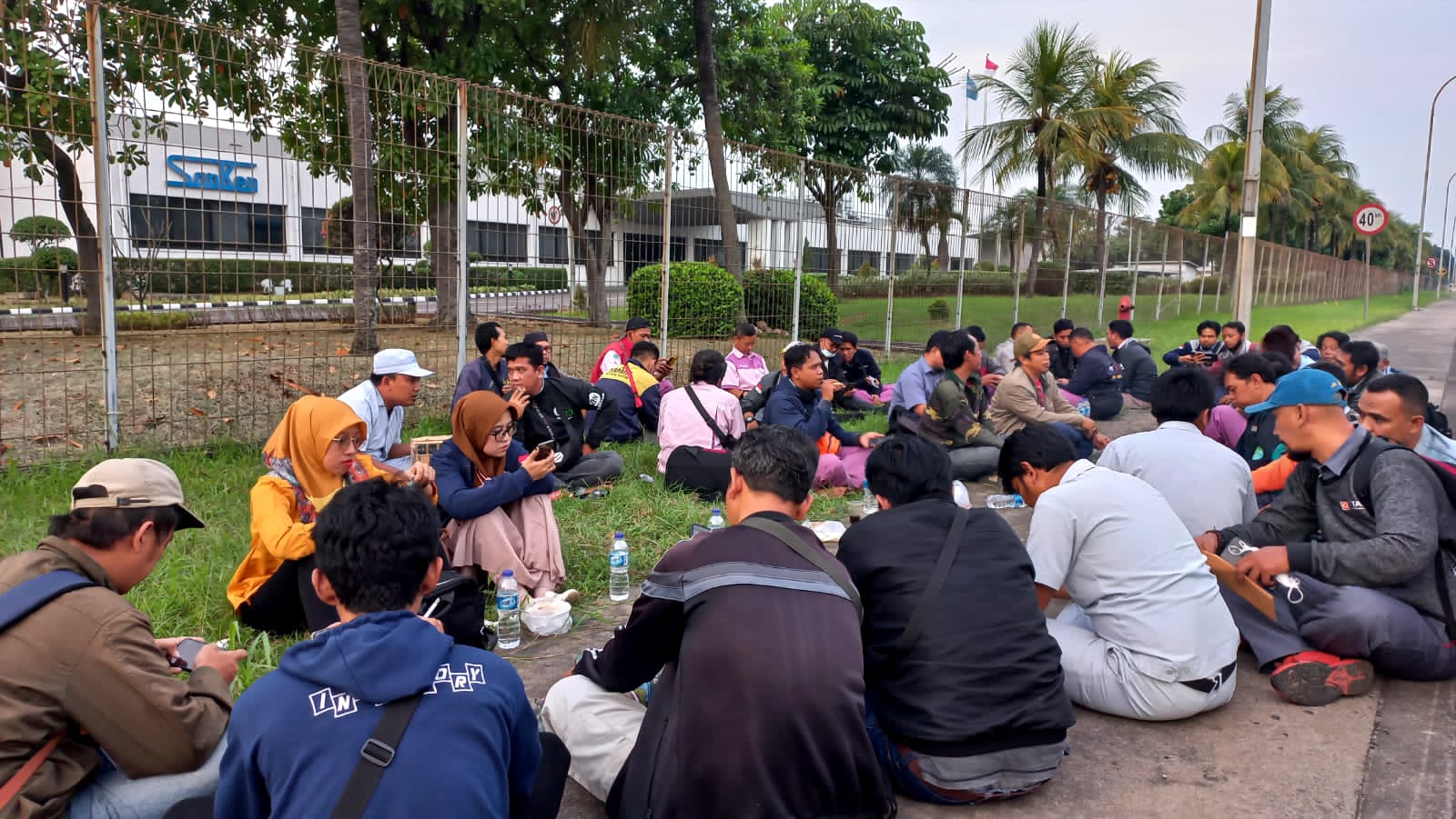 Puluhan Anggota FSSP MM2100 Kunjungi PUK SPEE FSPMI PT. Sanken Indonesia