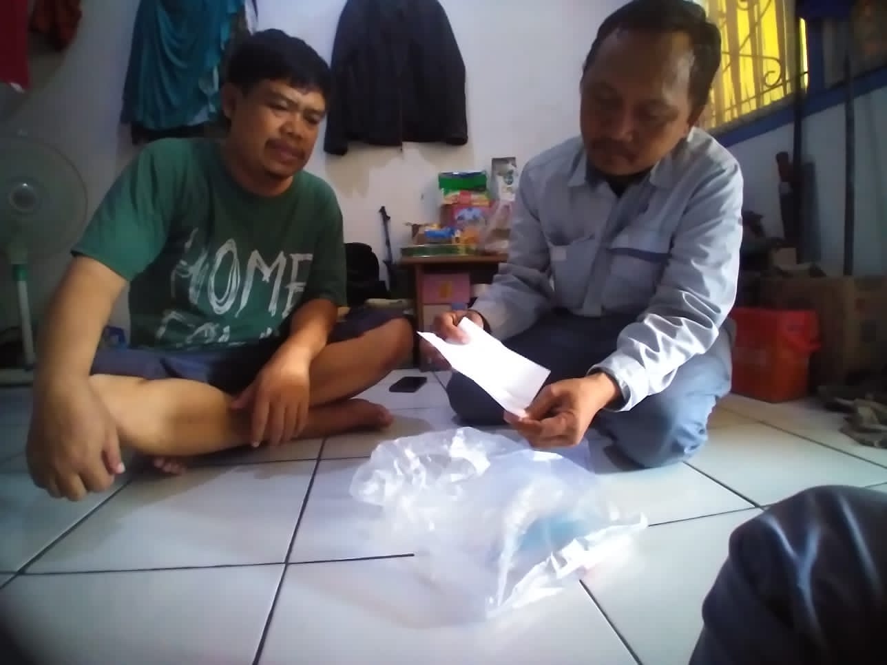 Peduli Anggota, Ketua PUK SPL FSPMI PT. Indonakano Jenguk Pekerja yang Sedang Sakit