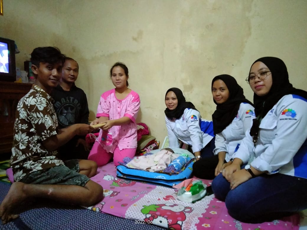 FSPMI berikan donasi untuk pekerja PT Crevis TekJaya Subang