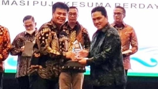 MENEG BUMN Erick Thohir Beri Penghargaan Kepada PTPN III (Persero)