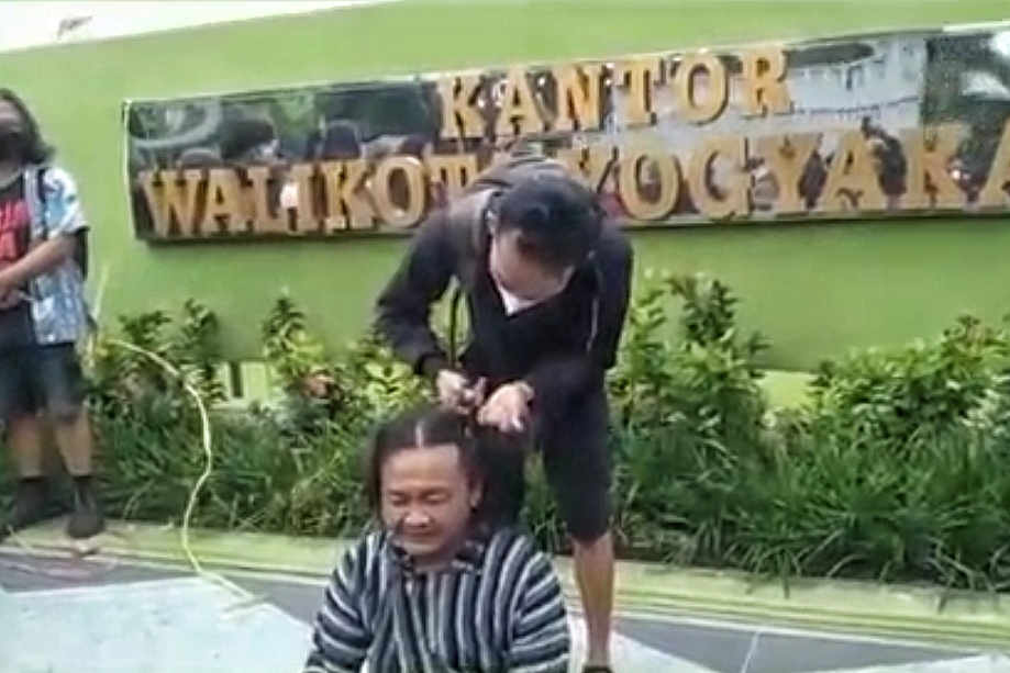 Eks Walikota Yogya Ditahan KPK, Aktivis Jogja Ora Didol Cukur Gundul