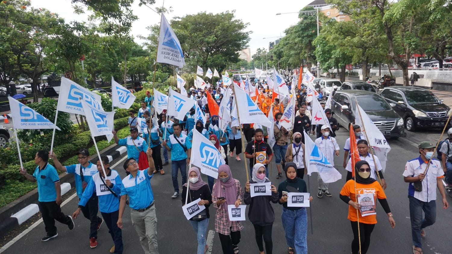 Usung 7 Tuntutan, Buruh Jawa Tengah Geruduk Kantor DPRD dan Gubernur Provinsi Jawa Tengah