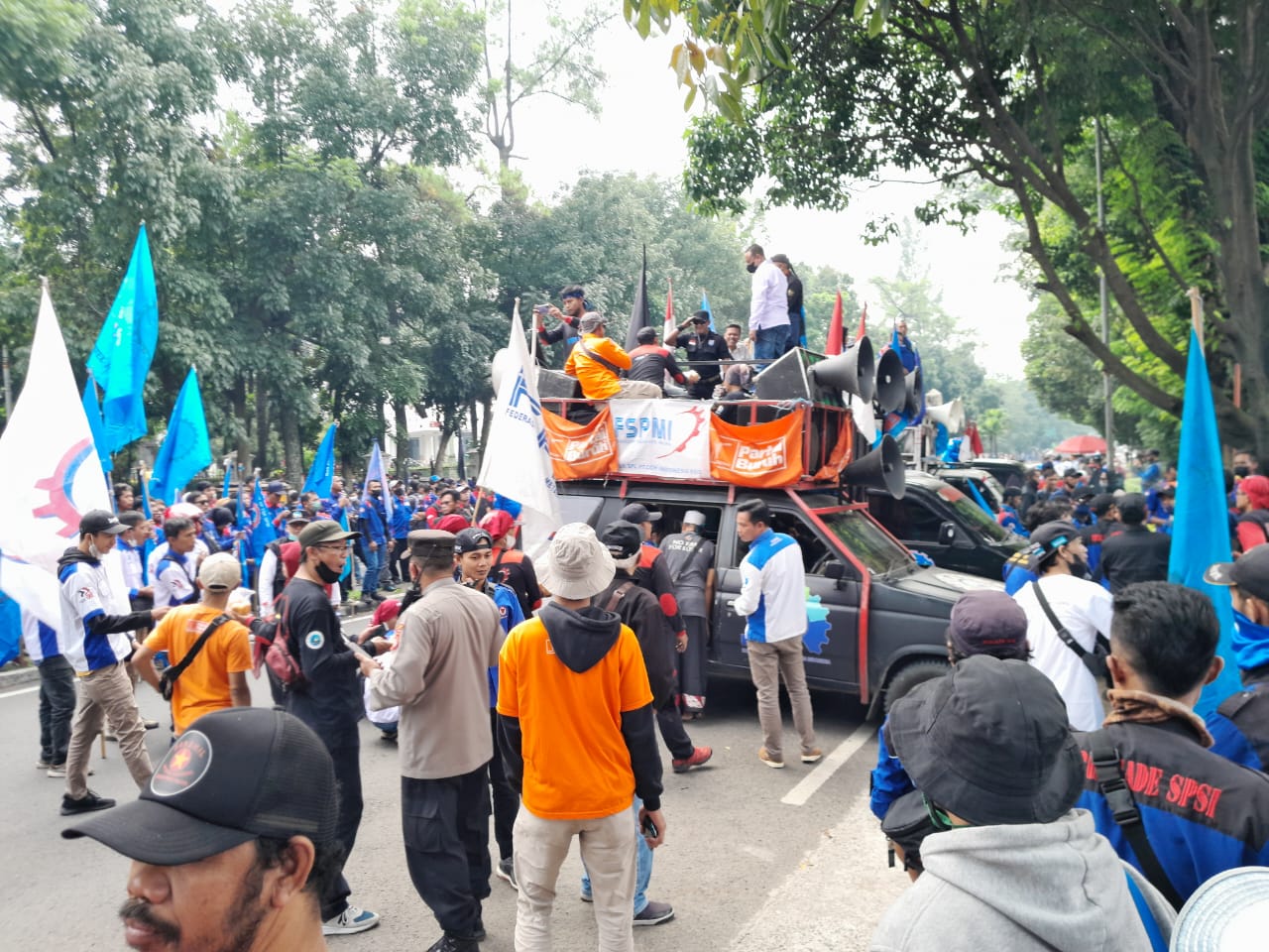 Buruh Jabar Kepung PTUN Dan DPRD Provinsi Jawa Barat