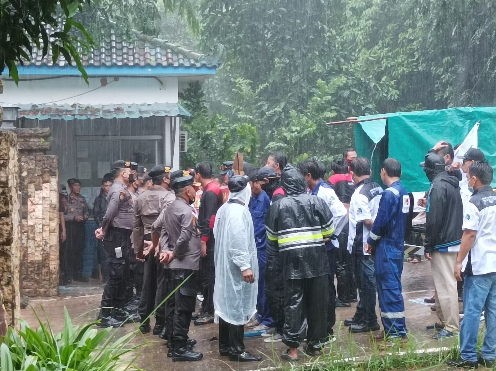 Di Guyur Hujan, Buruh Batam Tuntut Pengusaha PT CHD Power Plant Indonesia Batam Pekerjakan Kembali Karyawan yang di PHK Sepihak