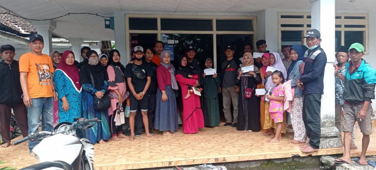 Pekerja PT. Hogy Indonesia Bekasi Sambangi Korban Erupsi Lumajang