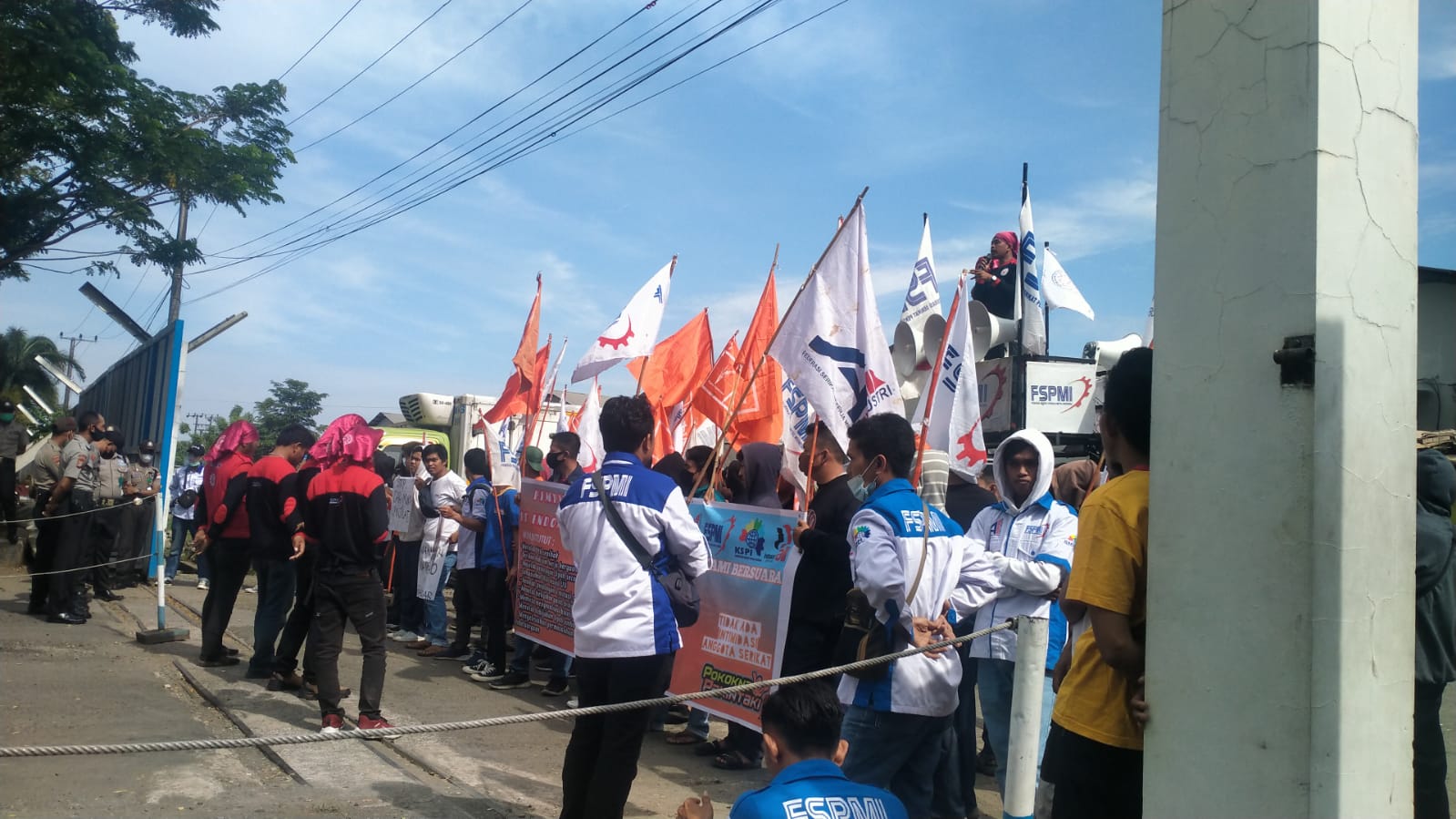 Anggotanya di PHK, FSPMI Demo PT. Indomarco Prismatama Makassar