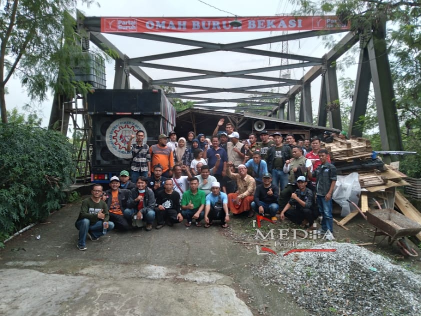 Rombongan Omah Tani Batang Berdiskusi dengan Jamkeswatch di Omah Buruh Bekasi