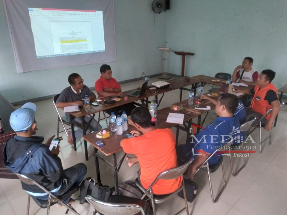 Perdalam Pengetahuan Advokasi, PC SPEE FSPMI Bekasi Lakukan Diskusi