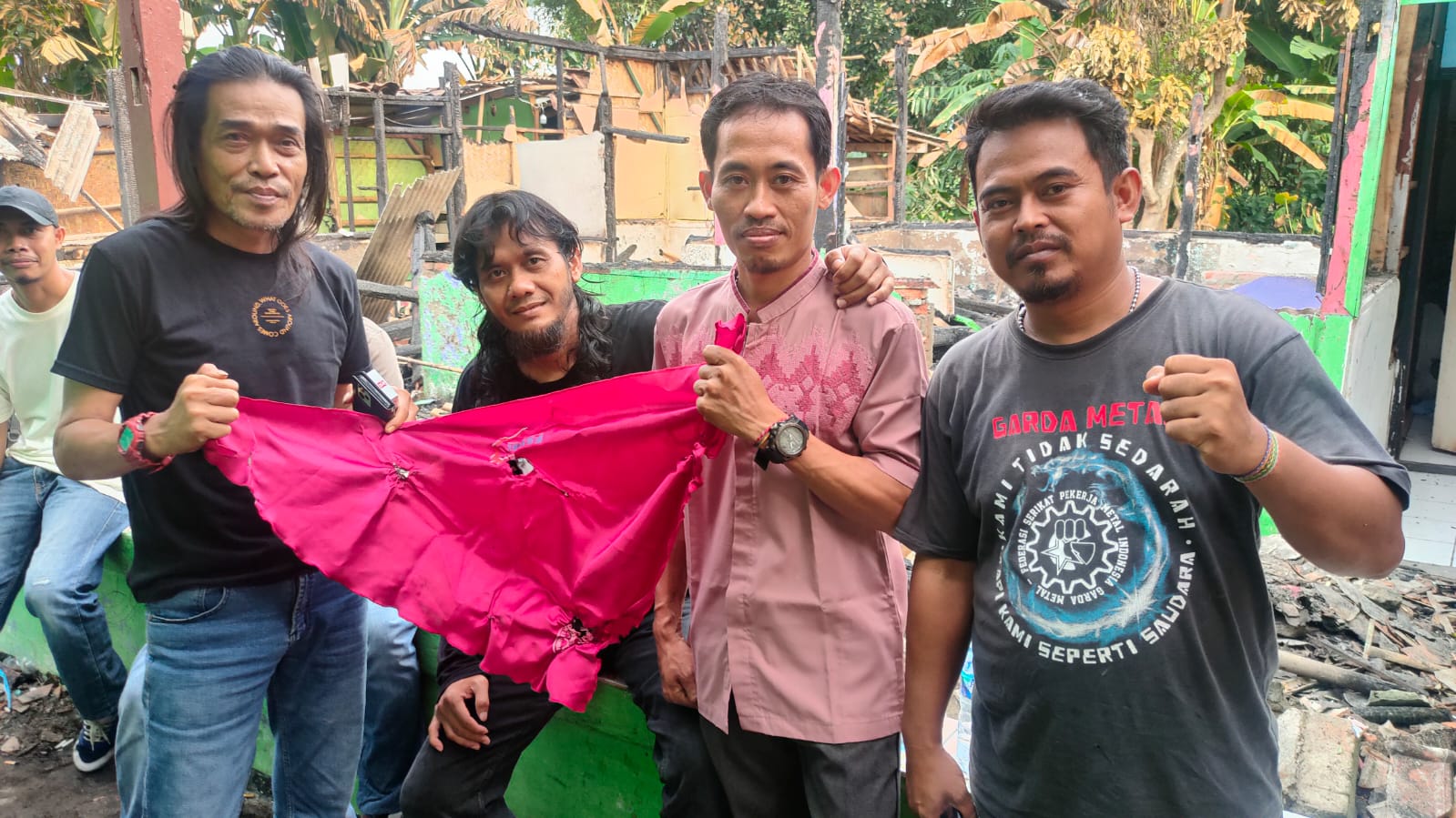 Pangkorda Garda Metal Bekasi Setia Temani Anggotanya yang Mengalami Musibah Kebakaran