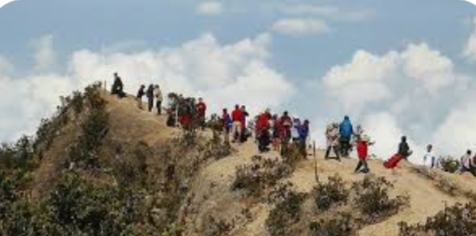 Jelang Malam 1 Suro, Banyak Pendaki dan Peziarah Mendaki Gunung Lawu