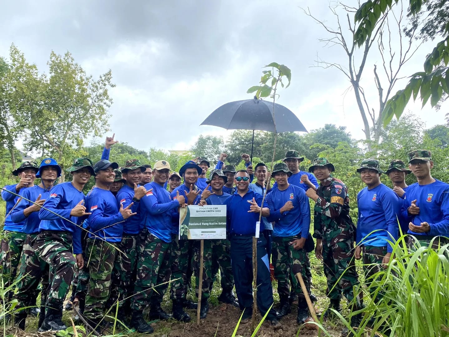 30 Prajurit Lanud Hang Nadim Ikuti Penanaman 12 Ribu Pohon Jati Emas