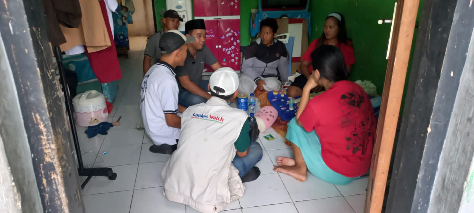 Kesigapan Relawan Jamkeswatch Bersama Kades Cibarusah Kota, Saat Terima Laporan Bayi Yang Sakit