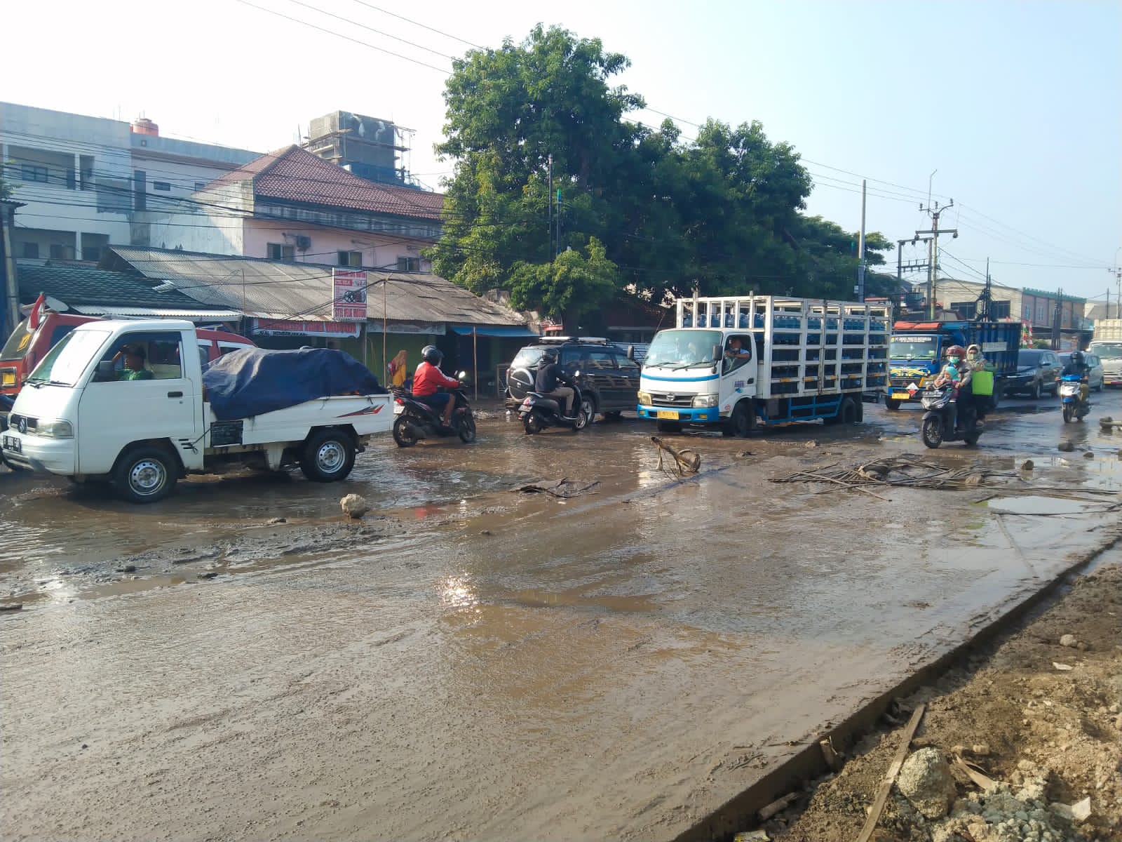 Kondisi Licin Saat Proses Perbaikan Jalan Raya Cikarang – Cibarusah, Warga Dihimbau Berhati-Hati