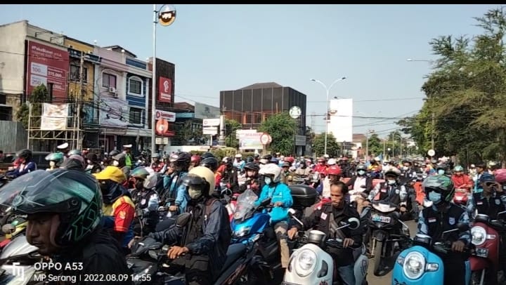 Aliansi Serikat Buruh Serang Longmarch Menuju Kantor DPRD