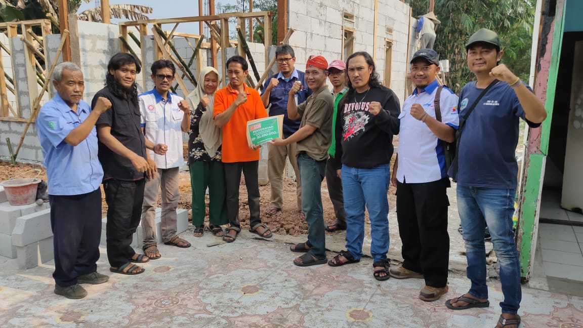 Secara Simbolis, KC FSPMI Bekasi Serahkan Bantuan Musibah Kebakaran Rumah Ayo bin Acu