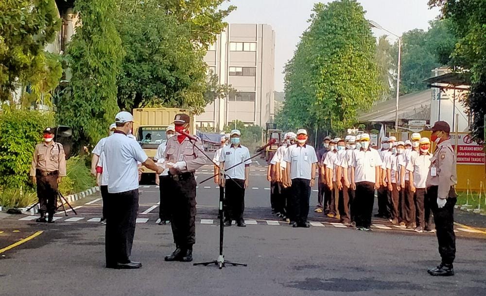 Penuh Khidmat, Ini Upacara Bendera Oleh Pekerja di PT. FSCM