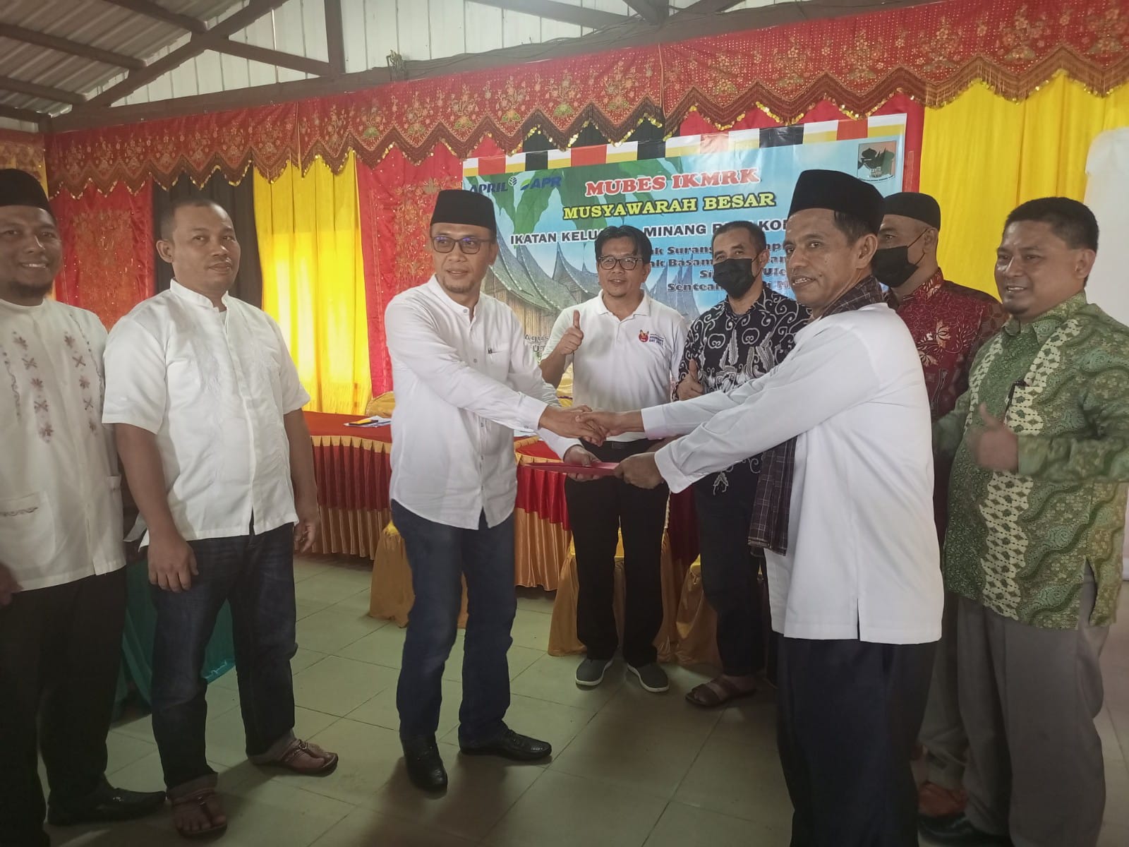 Ditengah Forum Mubes yang berlangsung alot Ir. Refnil Dodi, MBA terpilih Nahkodai IKMRK Pelalawan