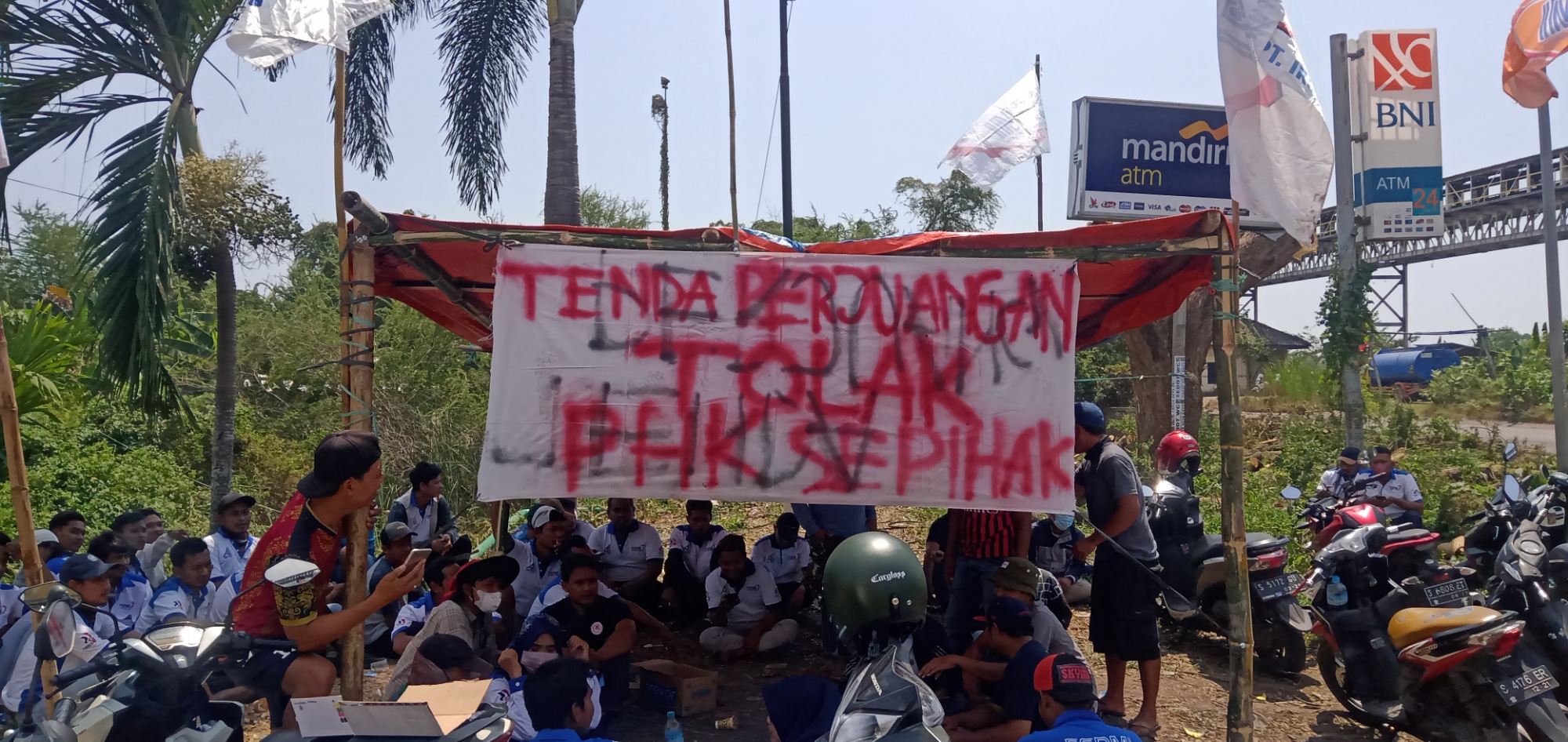 Puluhan Buruh Korban PHK Dirikan Tenda Keprihatinan di Depan Pabrik Kantong Semen Tuban