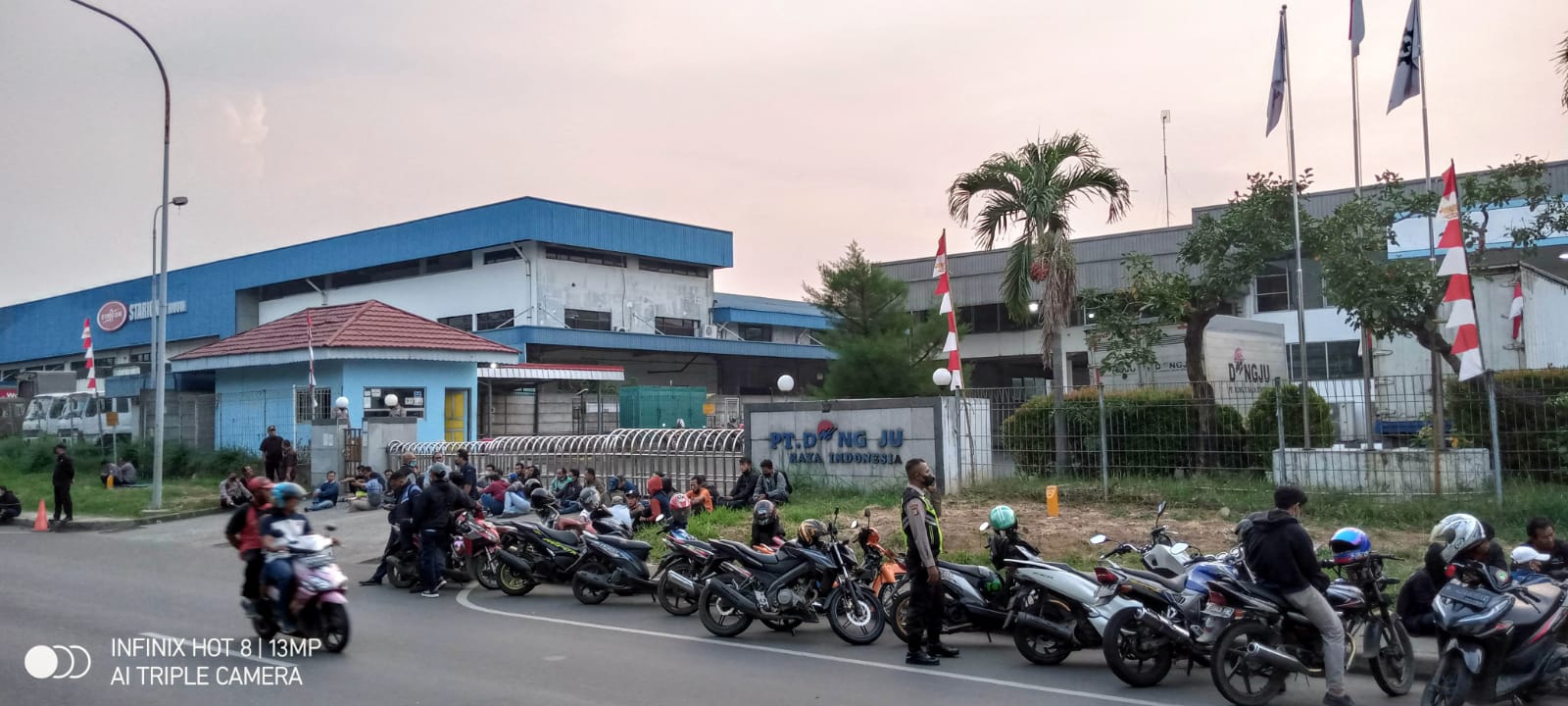 Dugaan PHK Sepihak Ketua PUK PT DONGJU Raya, Anggota FSPMI Kawasan MM2100 Lakukan Aksi Solidaritas