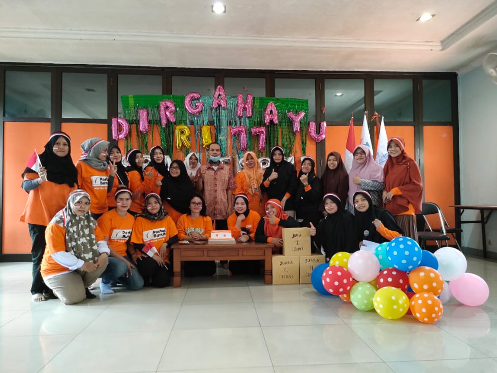 Meriahkan HUT RI ke 77, Bidang Perempuan SPAI FSPMI Bekasi Adakan Kegiatan Keterampilan Merangkai Bunga