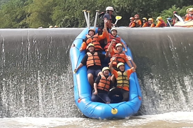 Selesai Agenda Musnik V, PUK SPEE FSPMI PT. Yamaha Music Manufacturing Asia Ikuti Kegiatan Rafting