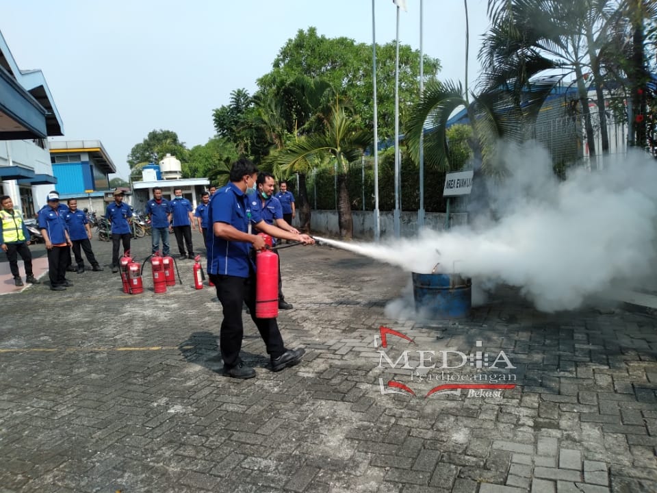 Tumbuhkan Kesigapan Bahaya Api Kebakaran, PT. Fata Sarana Makmur Berikan Pelatihan Damkar