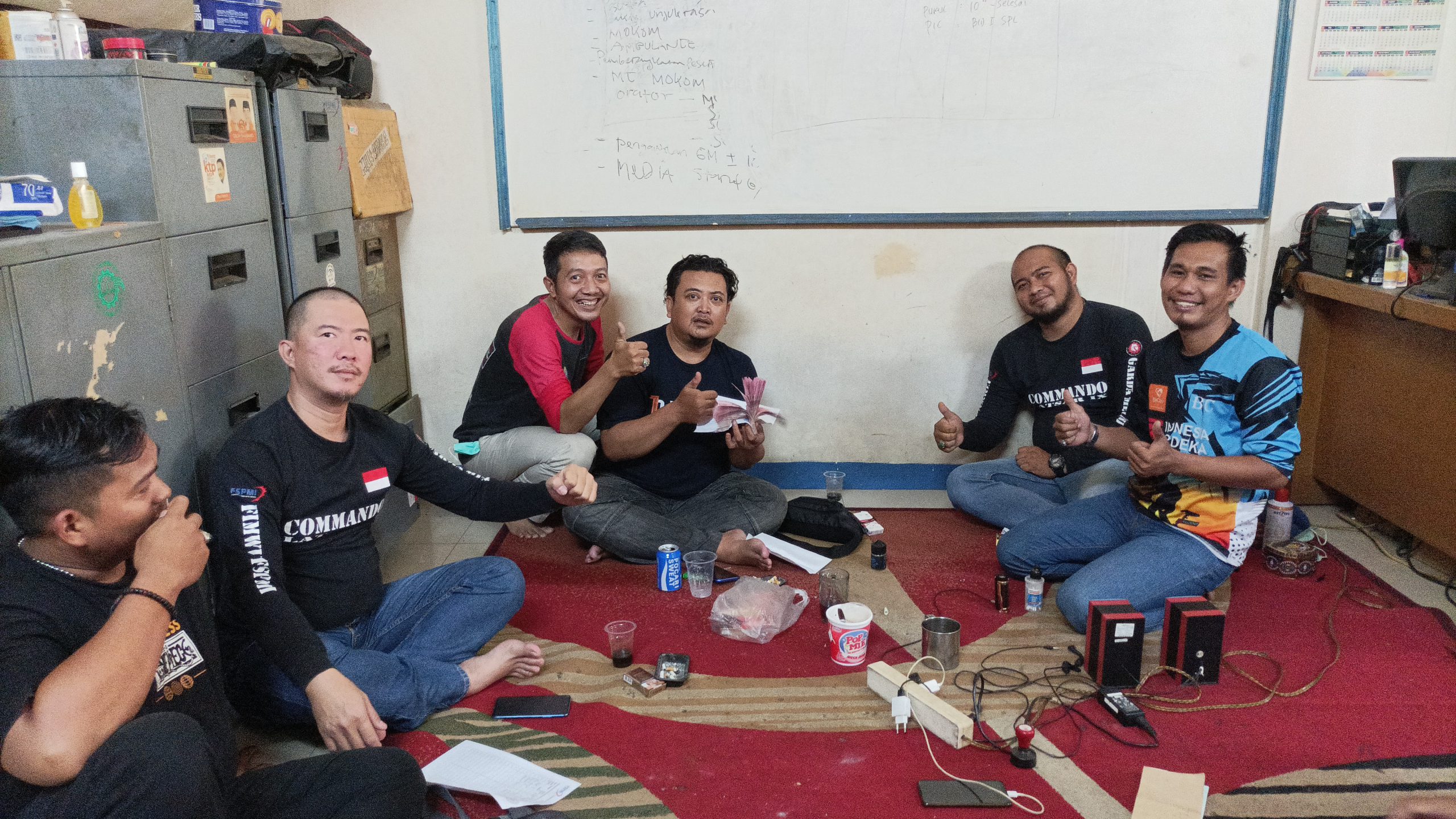 PC SPL FSPMI Kabupaten Karawang Serahkan Bantuan Dana Musda Garda Metal