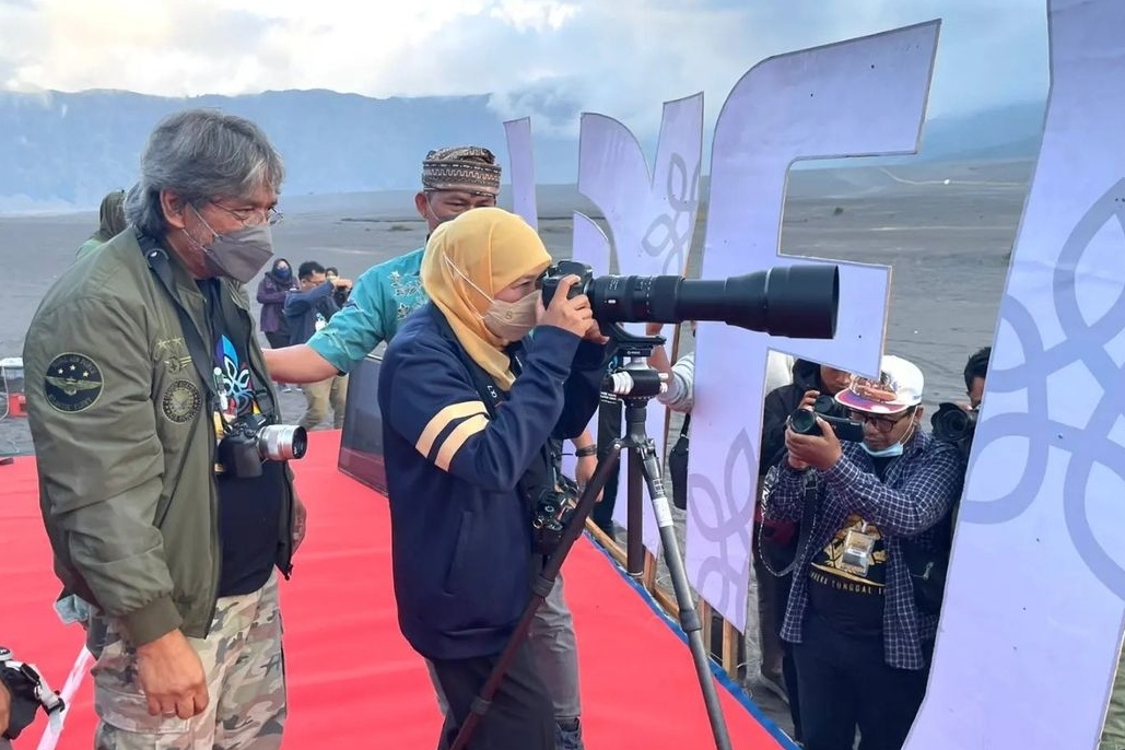 Gubernur Jawa Timur Belajar Motret Saat Gelaran JNFI 2022 di Bromo